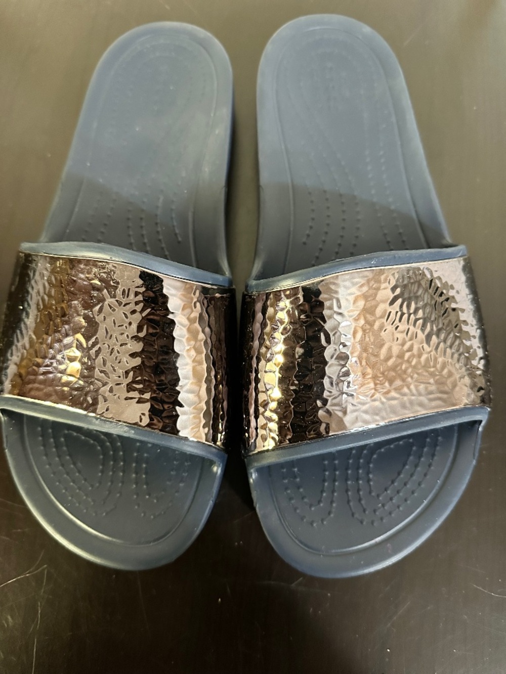Crocs women's Sloane hammered metallic slide sandals in a navy color, size 10